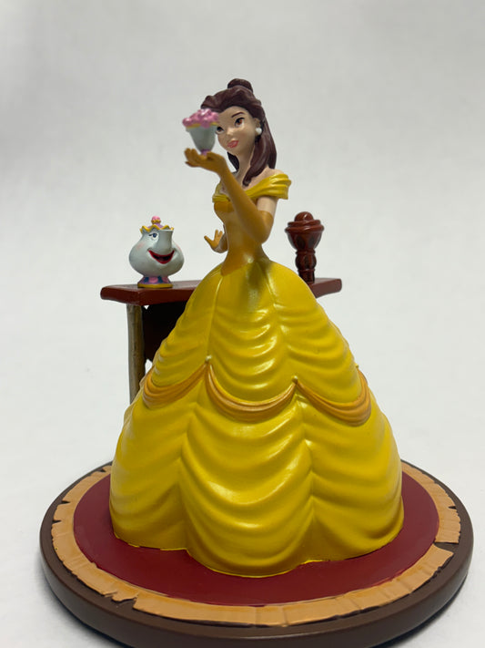 Disney figurine van Belle en het Beest in danspose met luxe afwerking en levendige kleuren.