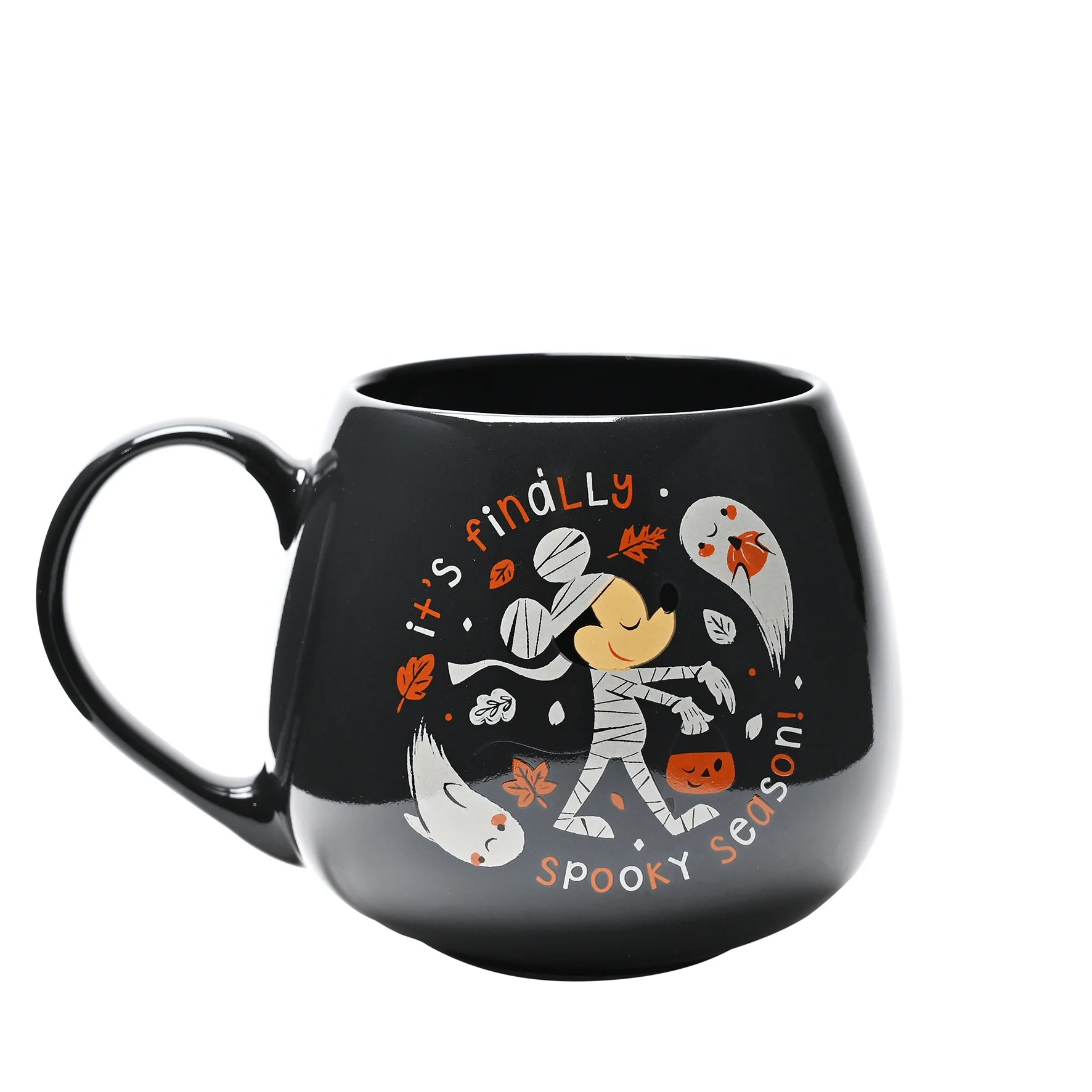 Zwarte keramieken mok met een afbeelding van Mickey als mummie en de tekst "It's finally spooky season", perfect voor Halloween.