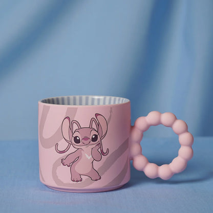 Disney Angel Premium Colored Mug van duurzaam keramiek met kleurrijke print van Angel uit Lilo & Stitch, ideaal voor koffie, thee en warme dranken.