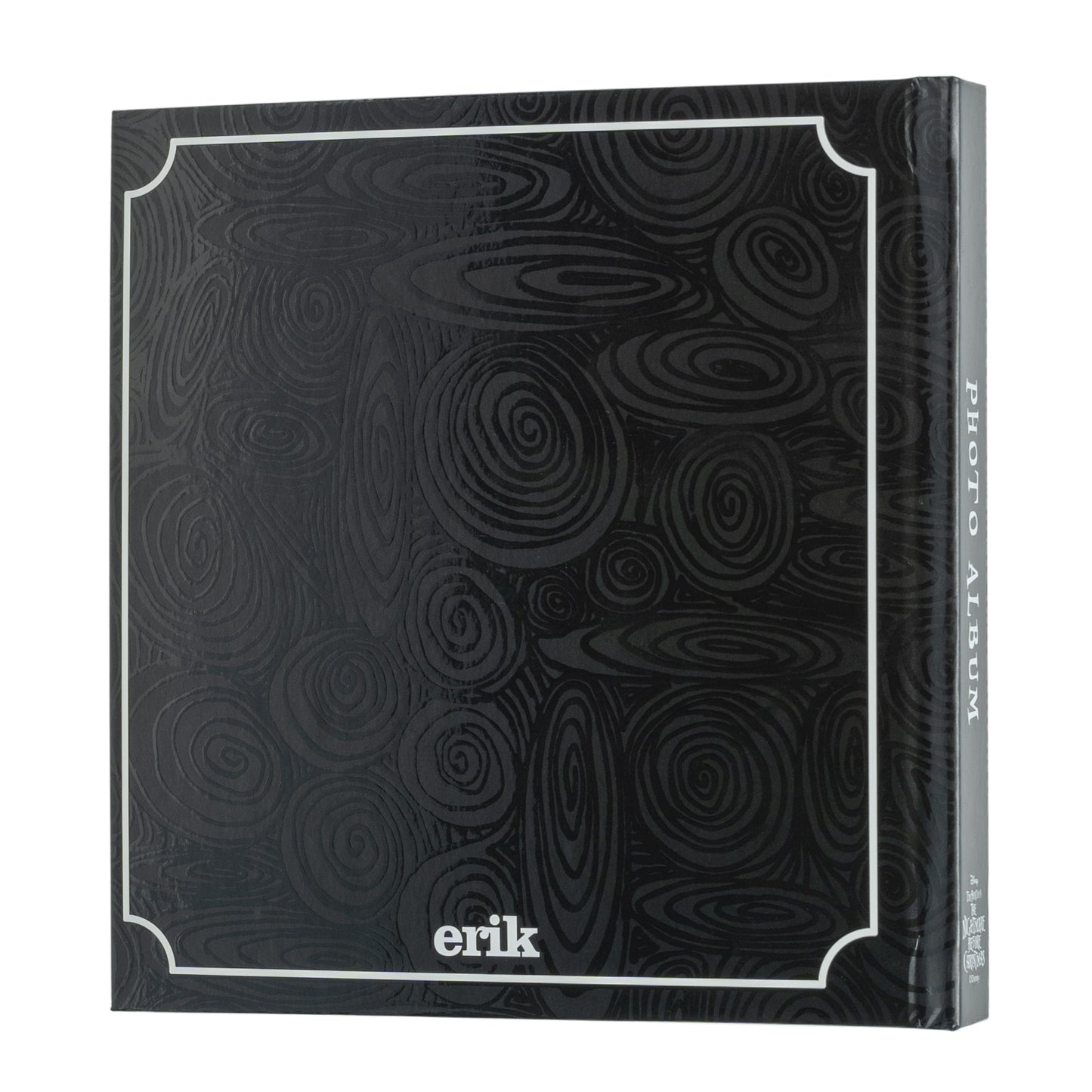 Verdiep je in de wereld van Halloween Town met dit prachtige fotoalbum, geïnspireerd op Tim Burton's geliefde klassieker. Inclusief 24 zelfklevende pagina's binnenin.