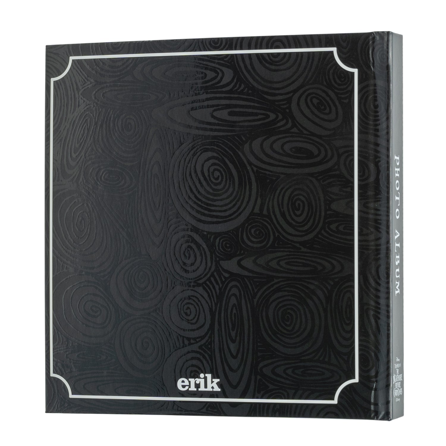 Verdiep je in de wereld van Halloween Town met dit prachtige fotoalbum, geïnspireerd op Tim Burton's geliefde klassieker. Inclusief 24 zelfklevende pagina's binnenin.