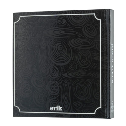 Verdiep je in de wereld van Halloween Town met dit prachtige fotoalbum, geïnspireerd op Tim Burton's geliefde klassieker. Inclusief 24 zelfklevende pagina's binnenin.