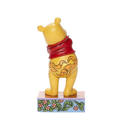 De Disney Traditions ‘Beloved Bear’ toont Winnie the Pooh op zijn meest lieve en herkenbare manier. Ontworpen door Jim Shore en rijk aan handgeschilderde details, straalt dit beeldje vriendelijkheid en eenvoud uit. Een prachtig cadeau voor Disney-liefhebbers of een bijzonder stuk voor je eigen verzameling.