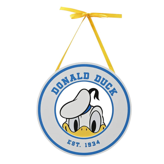 Deze charmante plaquette toont Donald Duck die zijn hoofd door een gat steekt, alsof hij de kamer binnenkijkt, in zijn herkenbare witte, blauwe en gele kleuren. Perfect om aan de muur te hangen en een vleugje Disney-magie toe te voegen, laat deze schattige decoratie ieders favoriete eend op een unieke manier hallo zeggen.