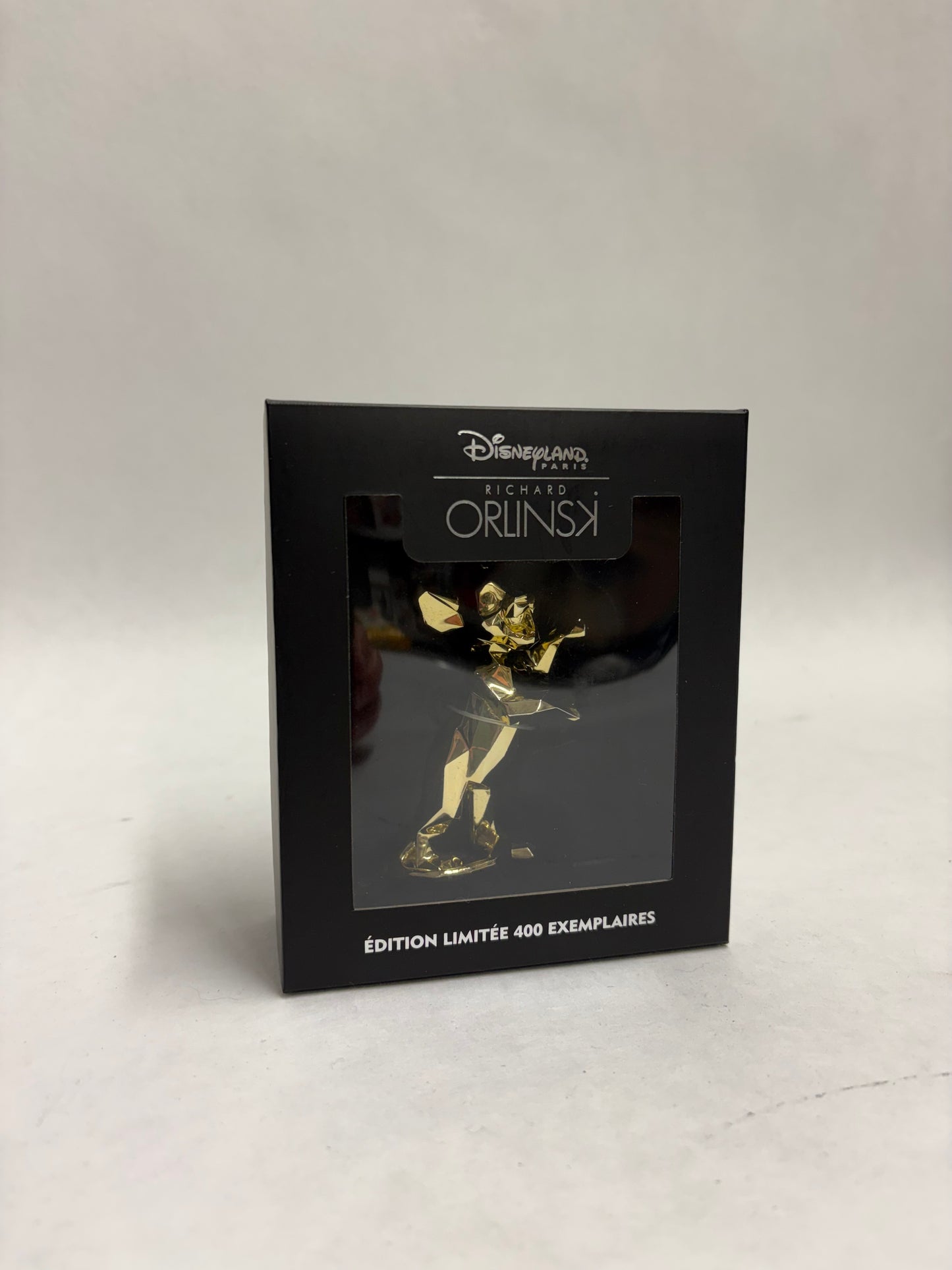 Orlinski Simba gouden pin – moderne pop-art in miniatuur