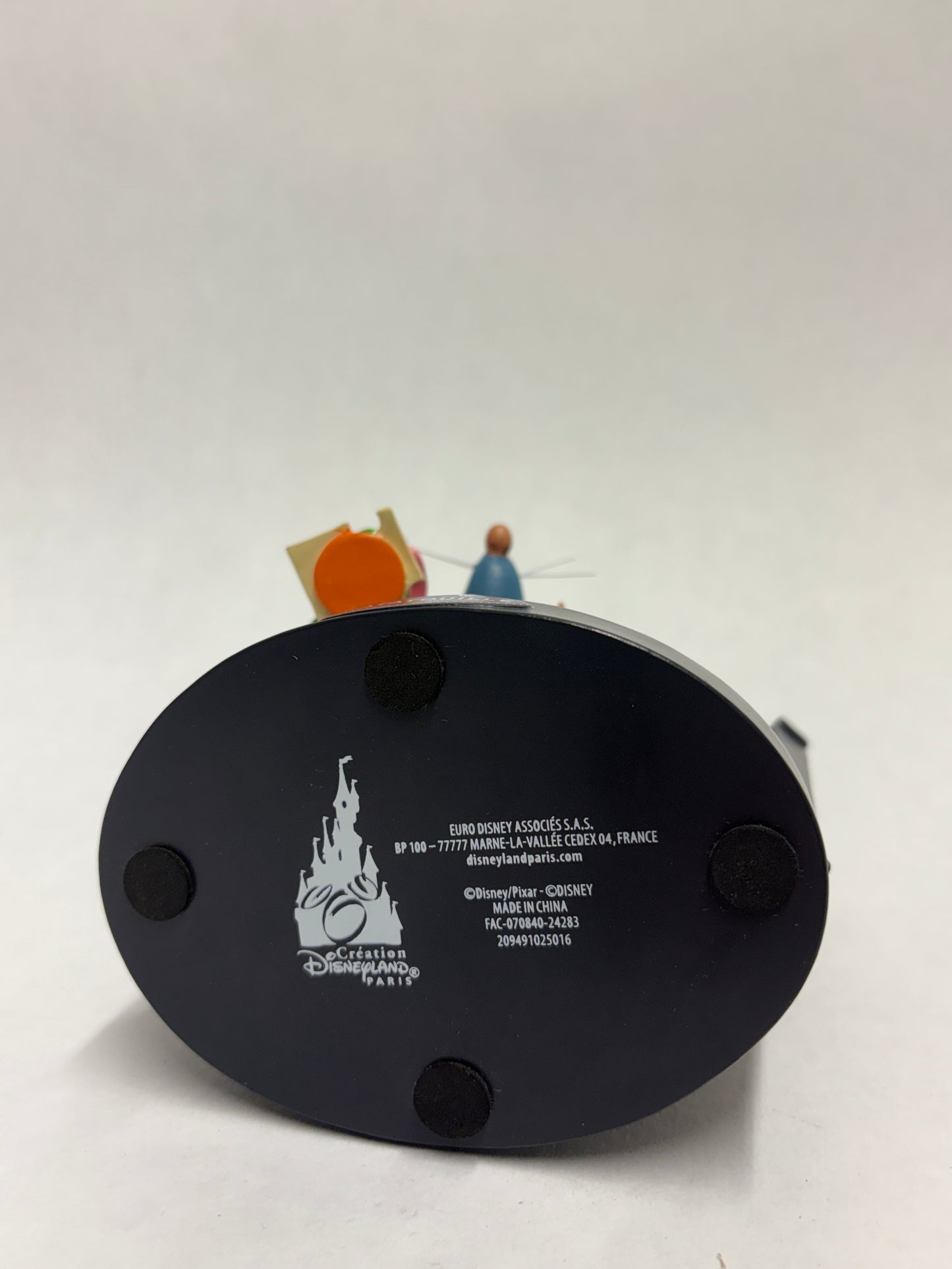 Remy figurine in iconische pose uit Ratatouille, ideaal als decoratie of cadeau.