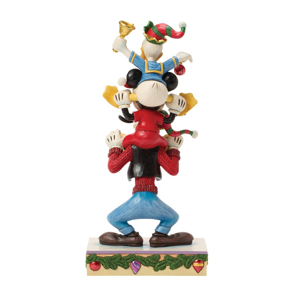 Geef een vrolijk Disney-kerstcadeau met het A Holiday Pile Up beeldje van Mickey, Donald en Goofy. Ideaal voor verzamelaars en fans van Disney en kerst.