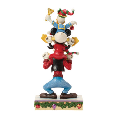 Geef een vrolijk Disney-kerstcadeau met het A Holiday Pile Up beeldje van Mickey, Donald en Goofy. Ideaal voor verzamelaars en fans van Disney en kerst.