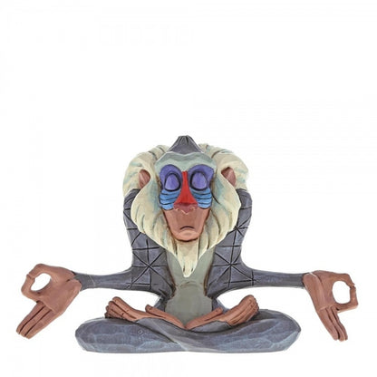 Kleurrijk Rafiki-beeldje van Jim Shore uit Disney’s “The Lion King”, handbeschilderd en zittend in een meditatieve houding, perfect als uniek verzamelobject.
