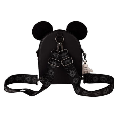 "Stijlvolle zwarte Mickey Mouse tas met corduroy afwerking, voorvak met rits en iconische oren."