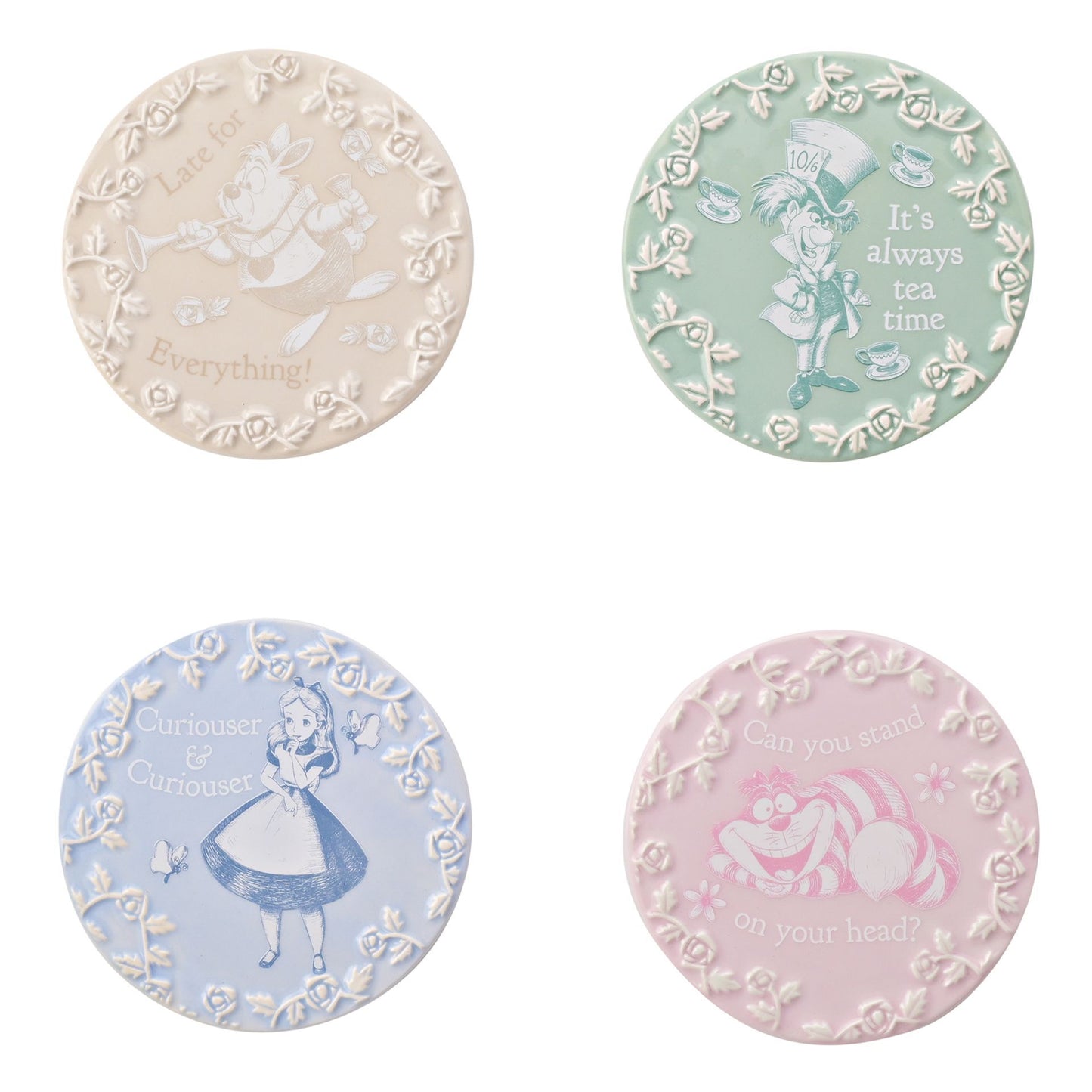 "Set van onderzetters met kleurrijke illustraties van Alice uit Alice in Wonderland, omringd door bloemen en fantasie-elementen."