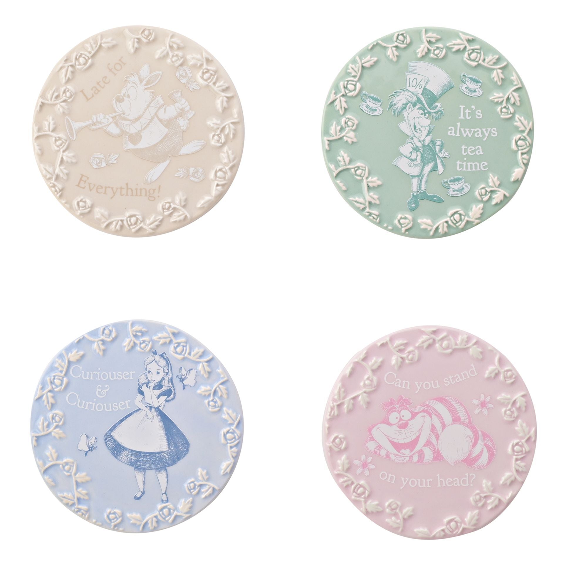 "Set van onderzetters met kleurrijke illustraties van Alice uit Alice in Wonderland, omringd door bloemen en fantasie-elementen."