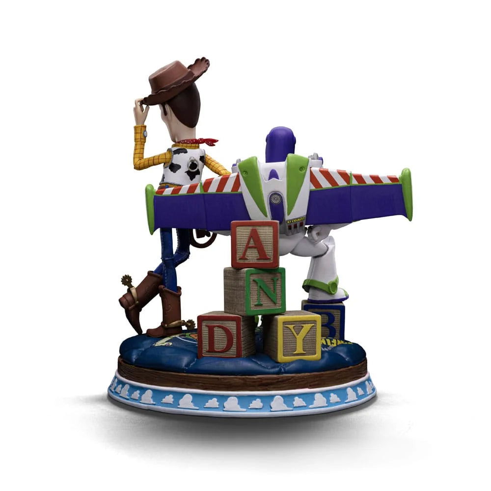 Voeg een stukje Pixar-magie toe aan je collectie met de officiële Art Scale 1/10 Toy Story statue van Iron Studios, met al je favoriete personages in één scène.