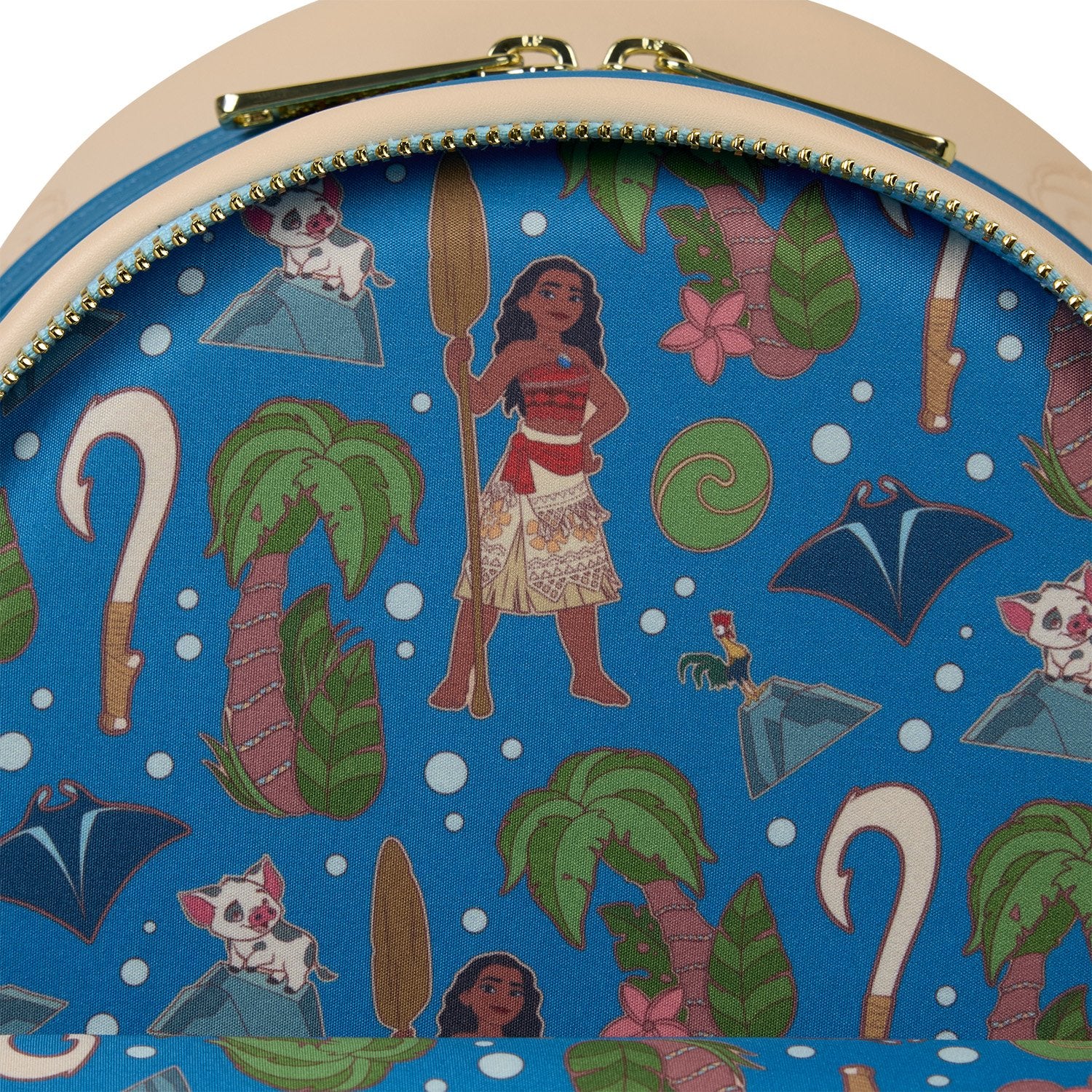 Unieke Loungefly Moana Backpack met gedetailleerd artwork, perfect voor verzamelaars van Disney-merchandise of liefhebbers van de film.