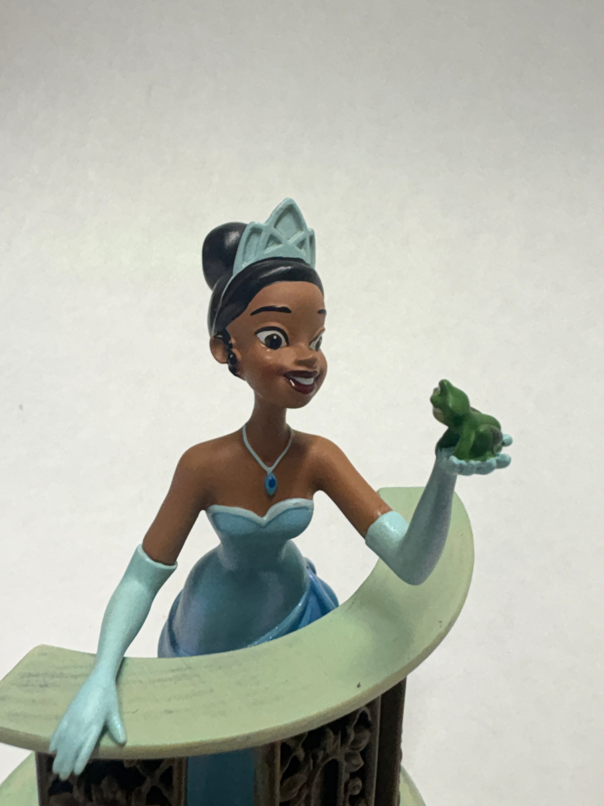 Tiana en de kikker beeldje – elegant Disney verzamelobject vol romantiek en magie.