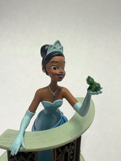 Tiana en de kikker beeldje – elegant Disney verzamelobject vol romantiek en magie.