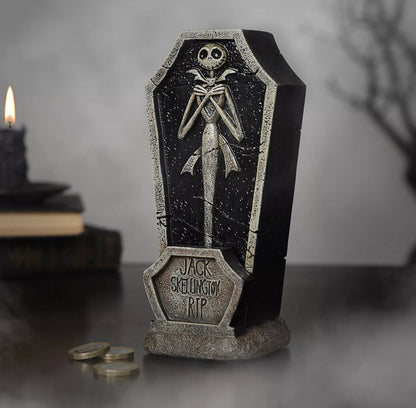 Jack Skellington doodskist-spaarpot met grafsteenontwerp, skeletfiguur en "R.I.P." tekst tegen een griezelige achtergrond.