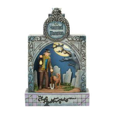 Disney Traditions Ghostly Graveyard Guardian ‘Haunted Mansion Diorama’ toont een gedetailleerde bewaker van de begraafplaats. Compact, sfeervol en perfect als decoratie of verzamelobject.