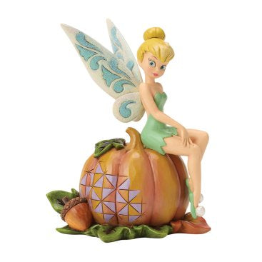 Breng de charme van de herfst in huis met dit Disney Traditions beeldje van Tinkerbell – Pumpkin Patch Pixie. Speels zittend op een grote pompoen en omringd door handgeschilderde herfstige details van Jim Shore, is dit beeldje een vrolijke en magische toevoeging aan elke Disney-collectie.