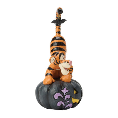 Vier Halloween met Tigger op een griezelige Jack-o’-lantern in dit charmante Disney Traditions beeldje. Speels, vrolijk en een blikvanger in elke collectie.