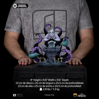 Op zoek naar een indrukwekkend cadeau voor een echte Disney-liefhebber? De Ursula Deluxe Statue combineert kunst, nostalgie en villainous flair in één onvergetelijk verzamelstuk.