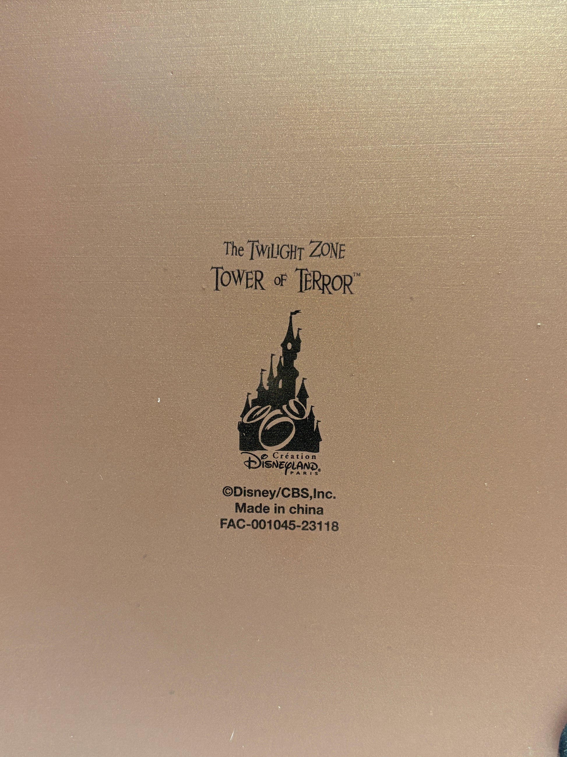 "Authentiek Disney-souvenir: Tower of Terror beeld met gotische details, ideaal als cadeau of verzamelobject."