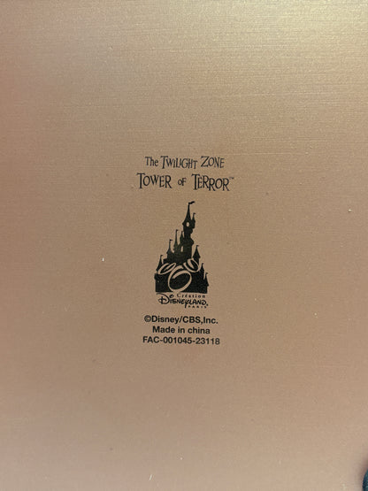 "Authentiek Disney-souvenir: Tower of Terror beeld met gotische details, ideaal als cadeau of verzamelobject."