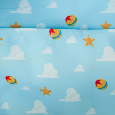 Neem al je essentials mee op avontuur met de Loungefly Toy Story Movie Collab Mini-rugzak! Glanzende hardware en levendige details maken dit een must-have.