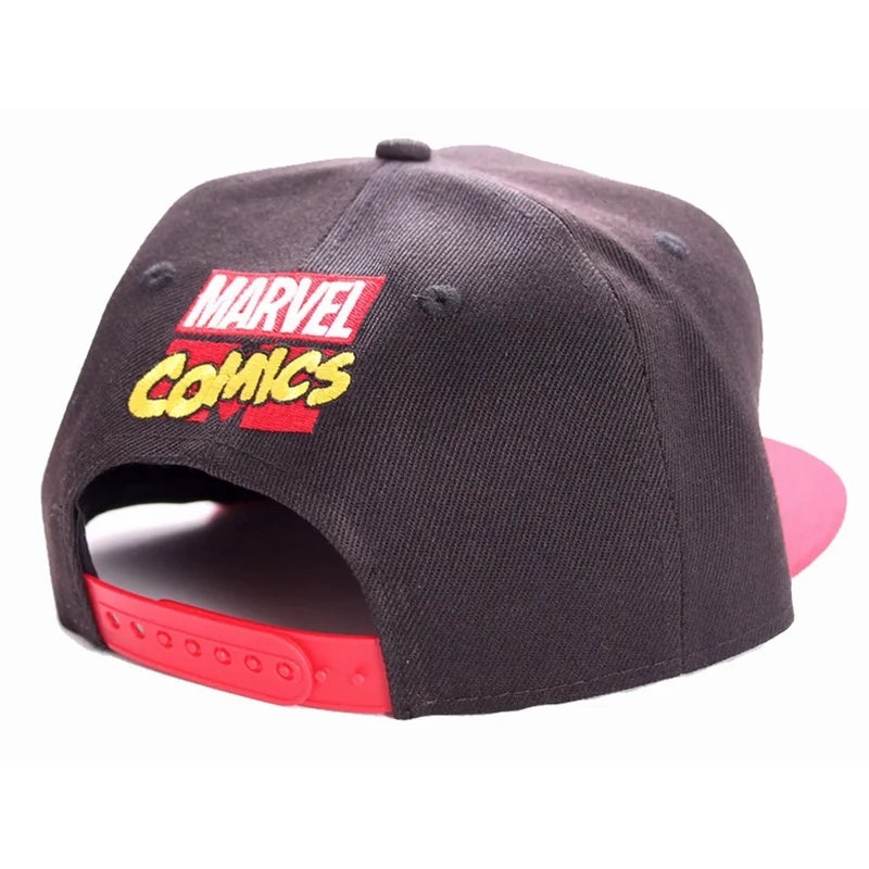 Zwarte Marvel baseball cap met iconische rode Red Tab, gemaakt van hoogwaardig materiaal en geschikt voor dagelijks gebruik.