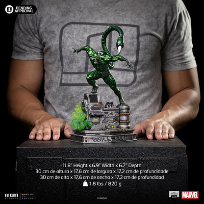 “Spider-Man Scorpion Statue in dynamische actiepose, handgemaakt en officieel gelicentieerd Marvel-beeldje.”