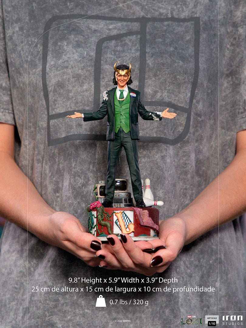 “Marvel Loki President Variant Statue, handgemaakt en gedetailleerd, officieel gelicentieerd met iconische outfit en glimlach.”