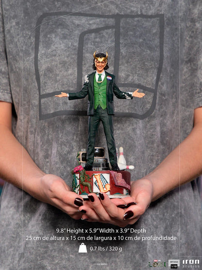 “Marvel Loki President Variant Statue, handgemaakt en gedetailleerd, officieel gelicentieerd met iconische outfit en glimlach.”