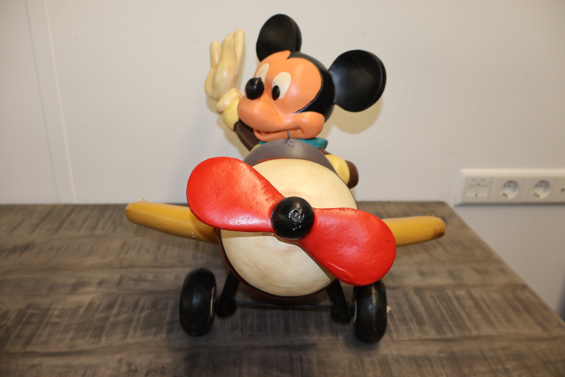 Mickey Mouse piloot beeld – Mickey in een bruine jas, klaar om op te stijgen! Een geweldig decoratief en verzamelobject.