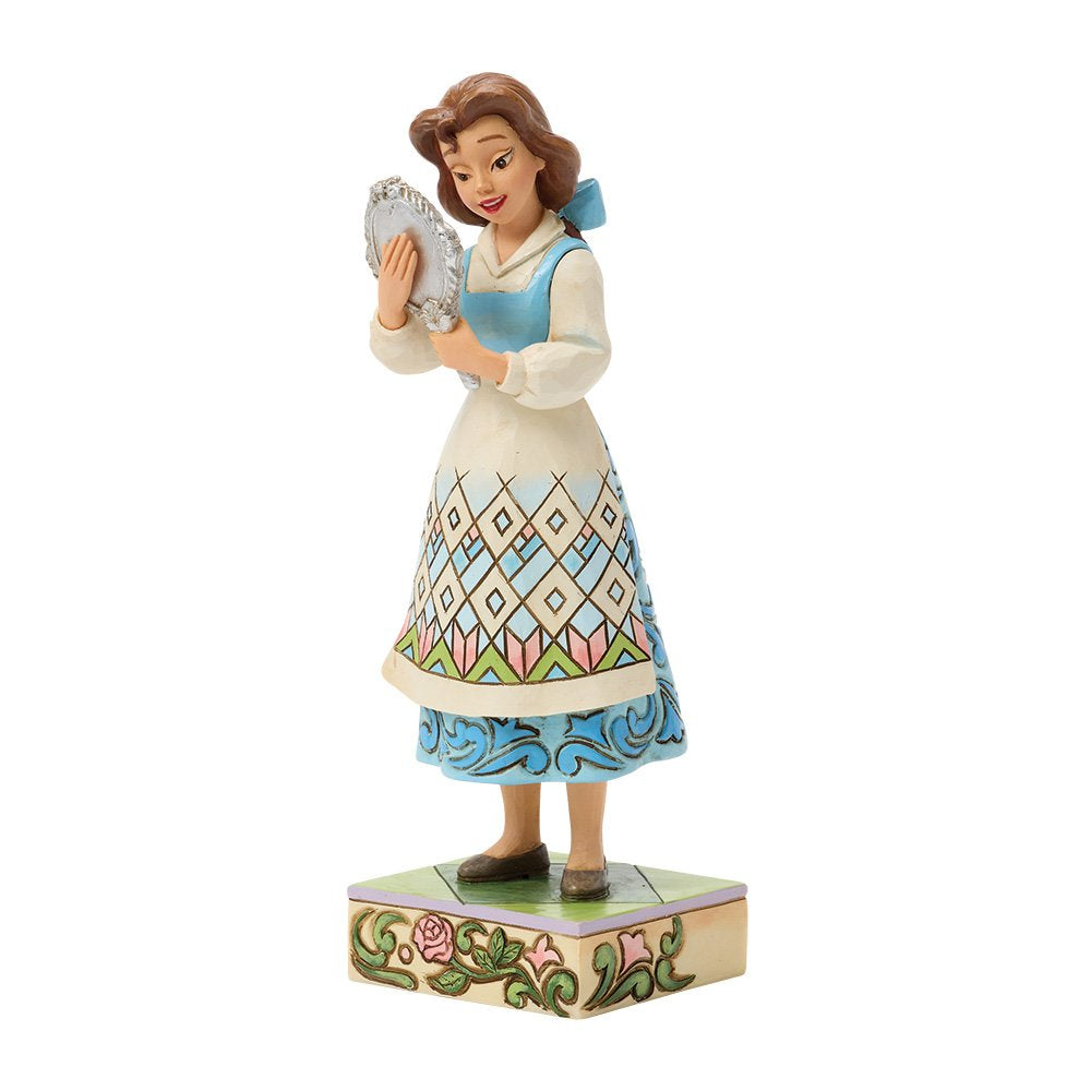 Breng magie uit Beauty and the Beast in huis met dit Disney Traditions beeldje van Belle bij de spiegel. Elegant, gedetailleerd en een betoverende toevoeging aan elke collectie.