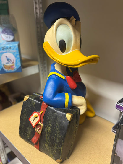 Detail van vintage Donald Duck beeld met koffer Disney