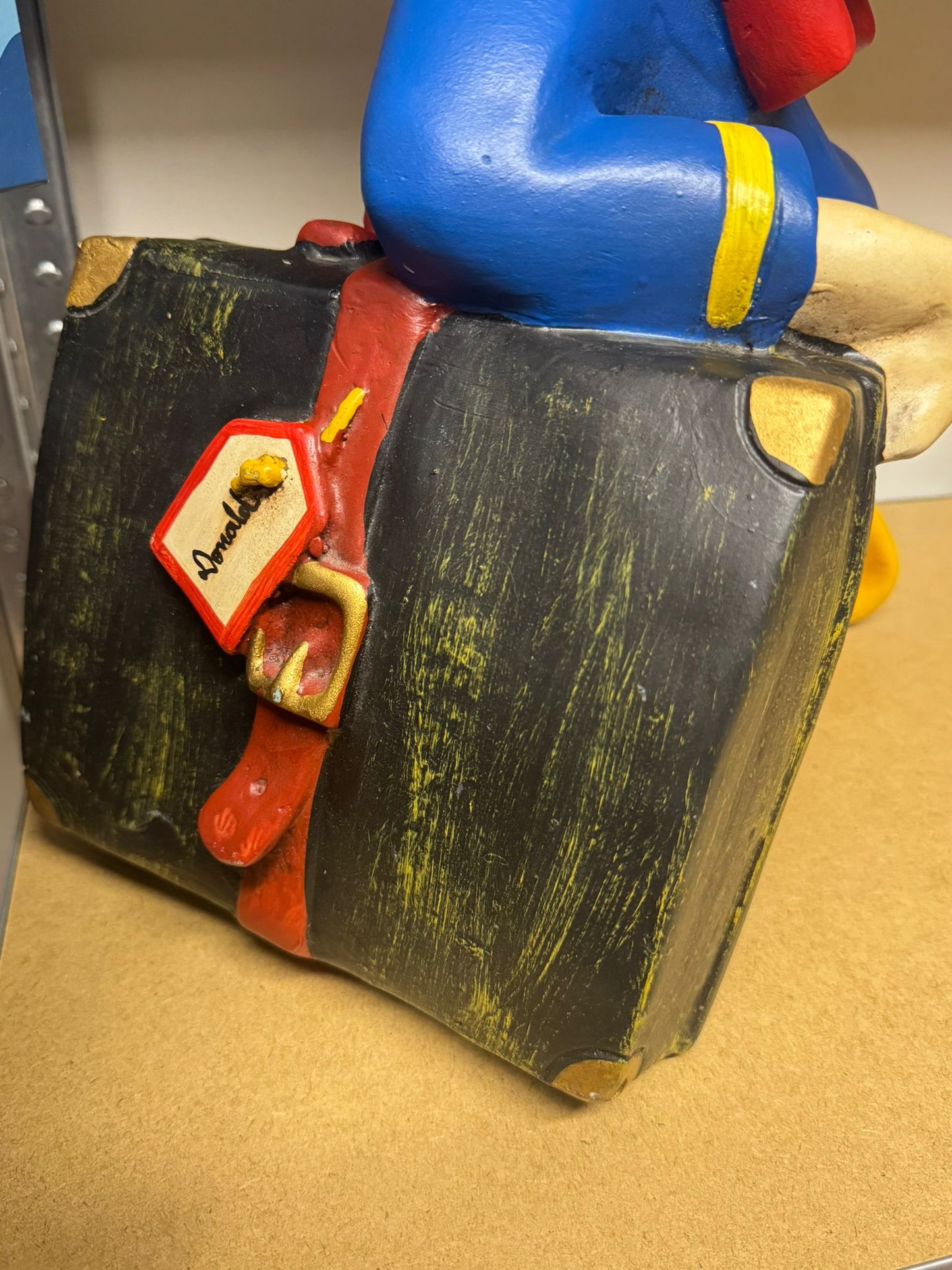 Donald Duck figurine met koffer jaren 90 Disney decoratie