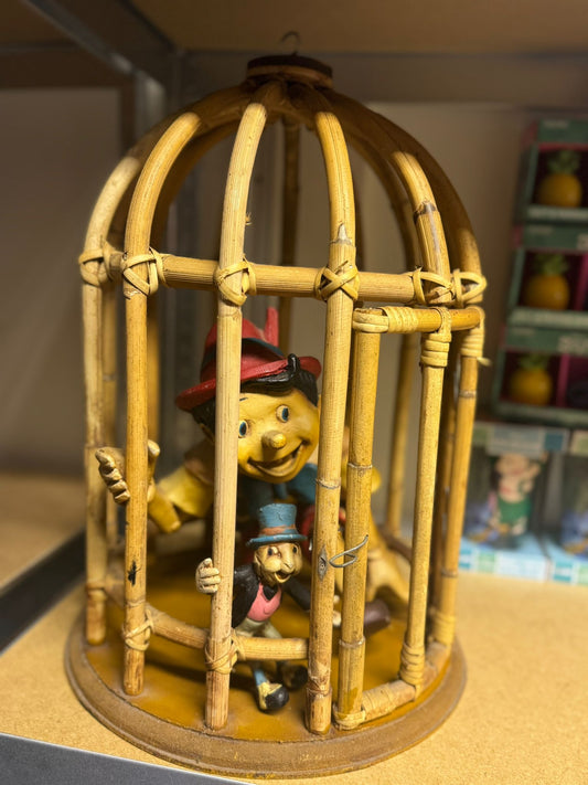 Vintage Disney beeld Pinokkio in kooi met Japie Krekel