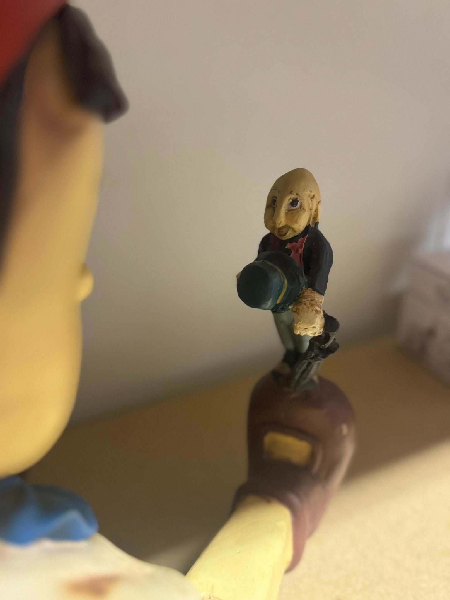 Pinokkio zittend met Japie Krekel Disney figurine