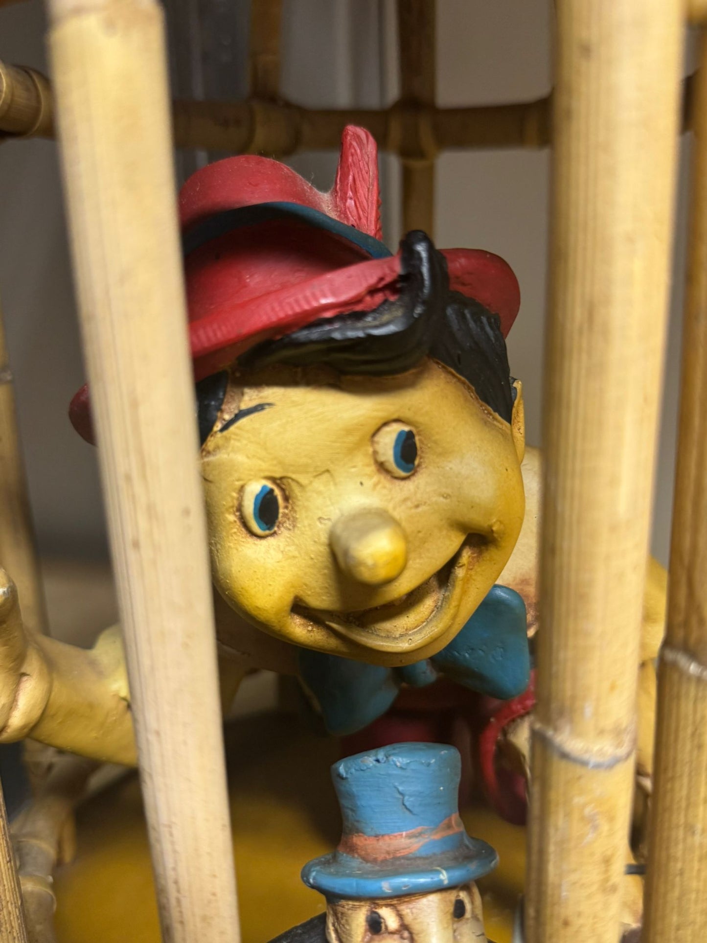 Detail van Pinokkio en Japie Krekel vogelkooi beel