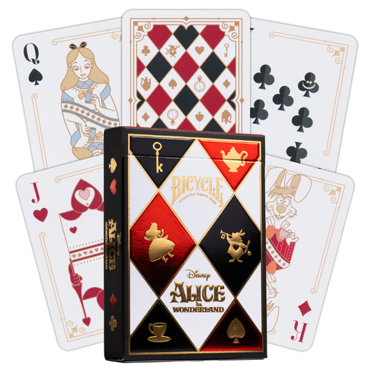 "Disney Alice in Wonderland speelkaarten van Bicycle met luxe rood, zwart en goudfolie box, 52 kaarten + 2 Jokers, inclusief Alice in Wonderland-kaart, multicolor ontwerp, premium formaat 63,5 x 88,9 mm, authentieke Bicycle®-kwaliteit, perfect voor poker en kaarttrucs."