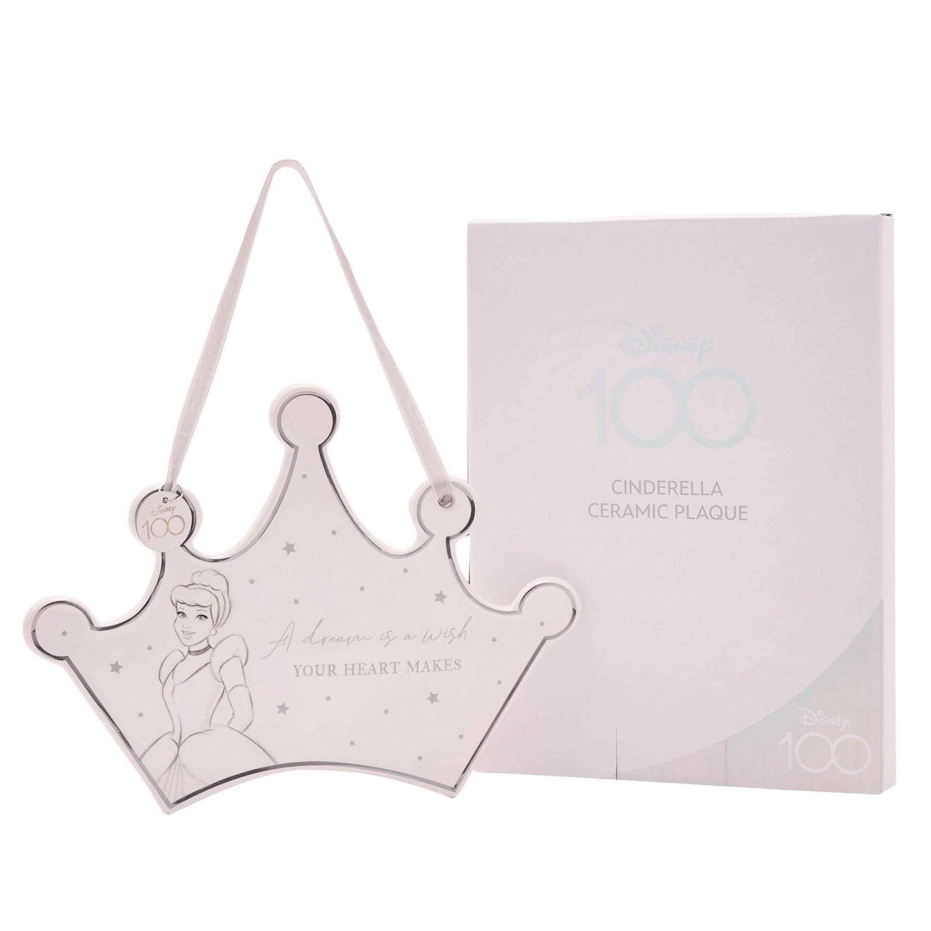 "Betoverende Assepoester keramische plaquette van Disney 100 - Met inspirerende illustratie van Assepoester en de boodschap 'A Dream Is a Wish Your Heart Makes'. Een must-have voor Disney-liefhebbers van alle leeftijden! Verpakt in een prachtige 4c print dekseldoos met folie."