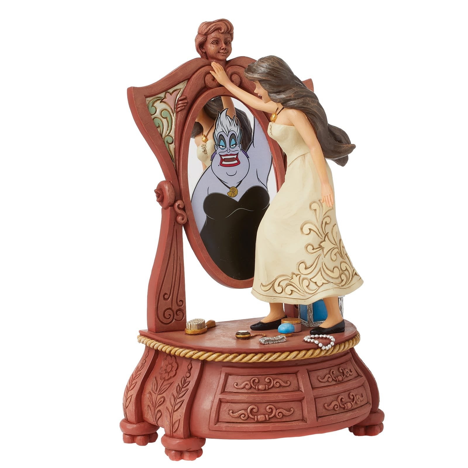 Jim Shore Disney Traditions beeldje van Scuttle die ontdekt dat Vanessa eigenlijk Ursula is, terwijl Ariel dichtbij staat; gebaseerd op een iconische scène uit The Little Mermaid, geleverd in geschenkdoos.