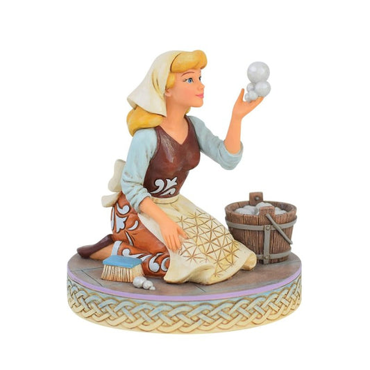 Cinderella-beeldje van Jim Shore waarop ze als dienstmeisje een zeepbel opvangt tijdens het schoonmaken, met verfijnde details die haar kracht, gratie en optimisme uitstralen – een betoverend Disney-verzamelstuk vol hoop en veerkracht.