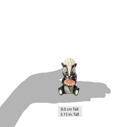 "Jim Shore miniatuur van Bloempje uit Bambi, handbeschilderd met traditionele rosemaling, met een bosje bloemen in haar hand en een stralende glimlach."