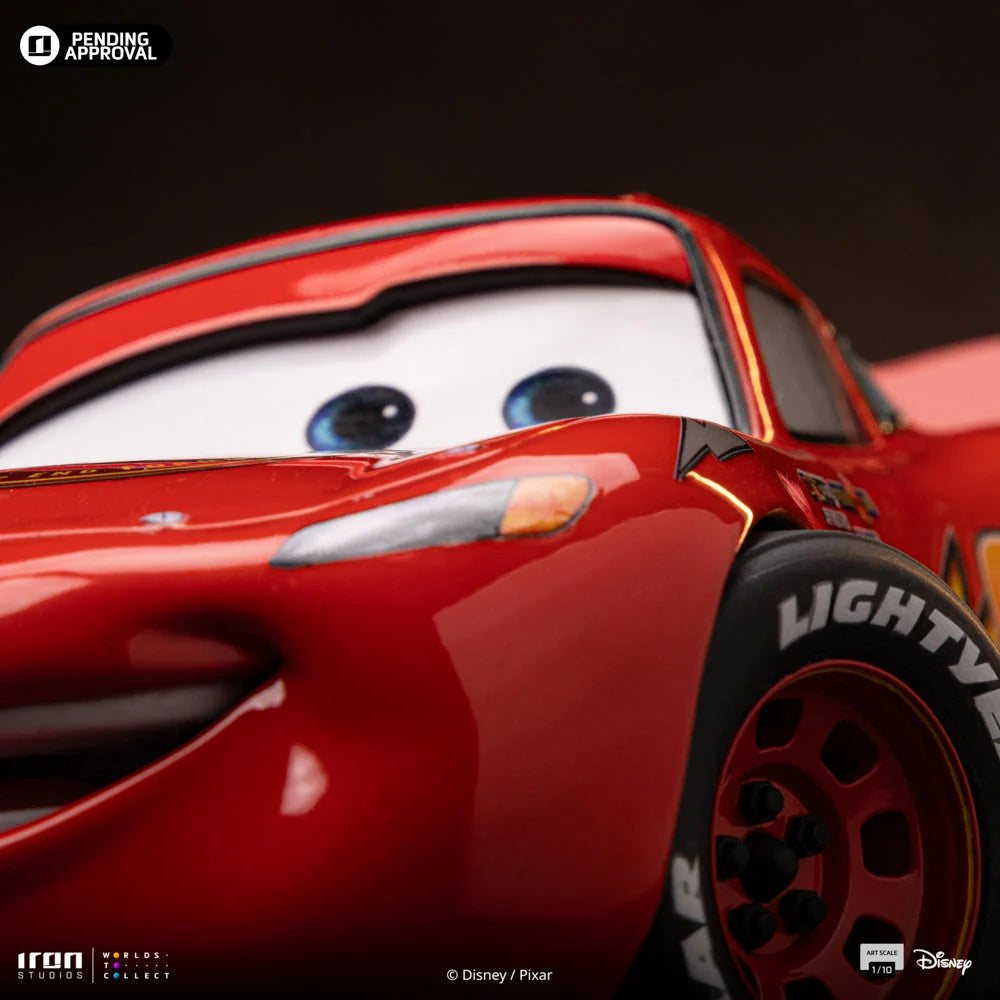 Iron Studios Lightning McQueen Cars statue rood raceauto beeld