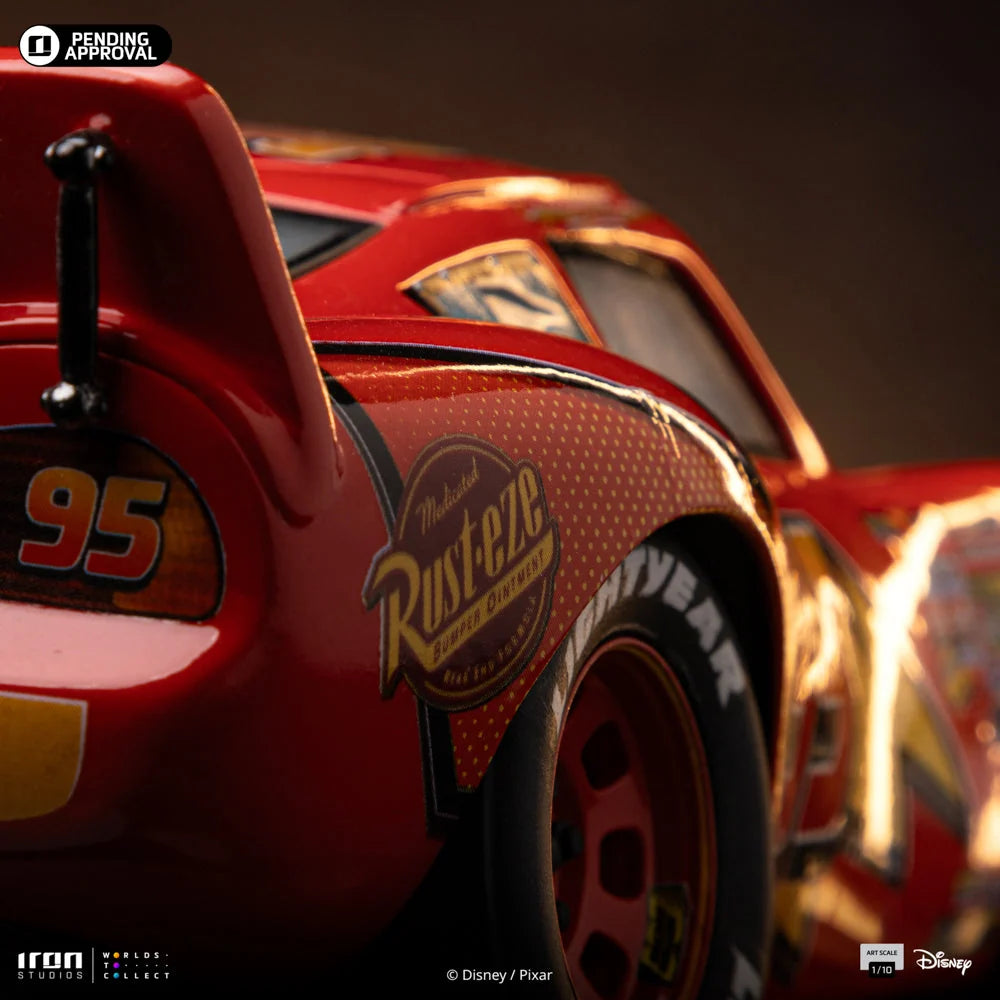 Gedetailleerde Iron Studios Lightning McQueen statue uit Disney Pixar Cars
