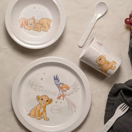 Een betoverende vijfdelige servies set van DISNEY® met geliefde Lion King personages, perfect om dinertijd extra speciaal te maken.