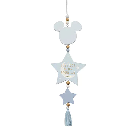Deze lieve hangende plaquette met de tekst 'I love you to the moon and back' en een blauw Mickey Mouse ontwerp brengt Disney-magie in de kinderkamer.