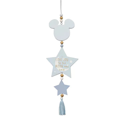 Deze lieve hangende plaquette met de tekst 'I love you to the moon and back' en een blauw Mickey Mouse ontwerp brengt Disney-magie in de kinderkamer.