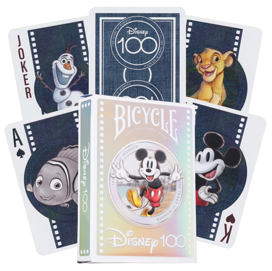 Close-up van Disney100 speelkaarten met holografische Mickey Mouse op de voorkant en glanzende folie.